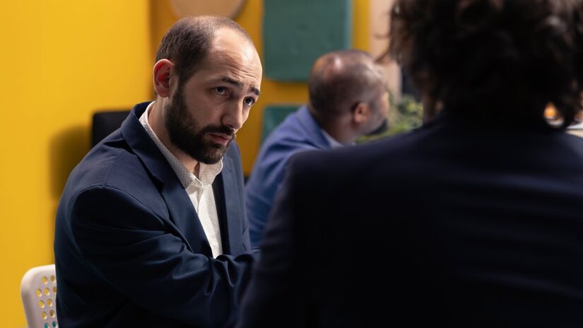 A arrogância nem sempre é explícita e pode aparecer em sinais discretos, como atitudes defensivas e expectativa de tratamento especial