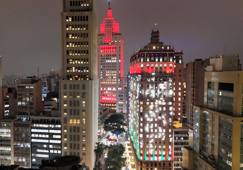 Toda a fachada do Martinelli recebeu uma decoração composta por 100 refletores, mil unidades de strobos, 300 metros de cascata e 250 metros de cortina de LED. Foto: Divulgação/Governo de SP