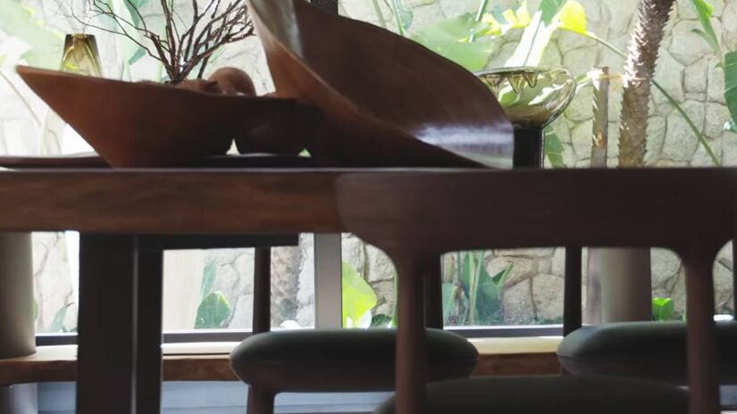 A casa de Ana Castela conta com um sistema de iluminação inteligente e personalizado. A cantora utiliza a frase "Alexa a boiadeira chegou" para acionar as luzes da residência.