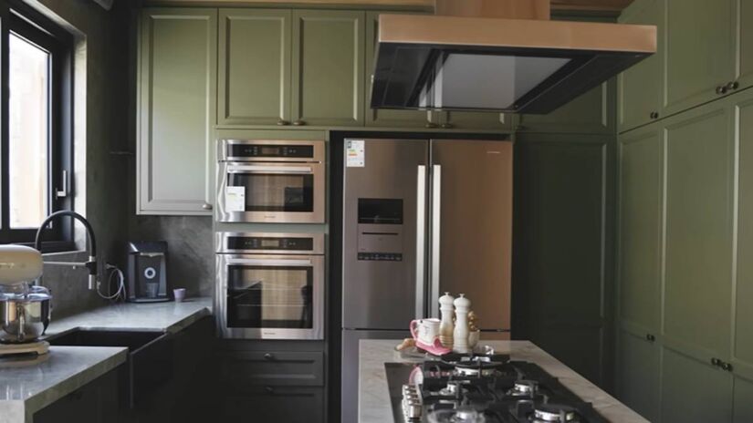 O novo banheiro da casa é um exemplo de alta tecnologia. Ele possui painel digital, ducha com iluminação em LED colorida e sistema de som integrado.