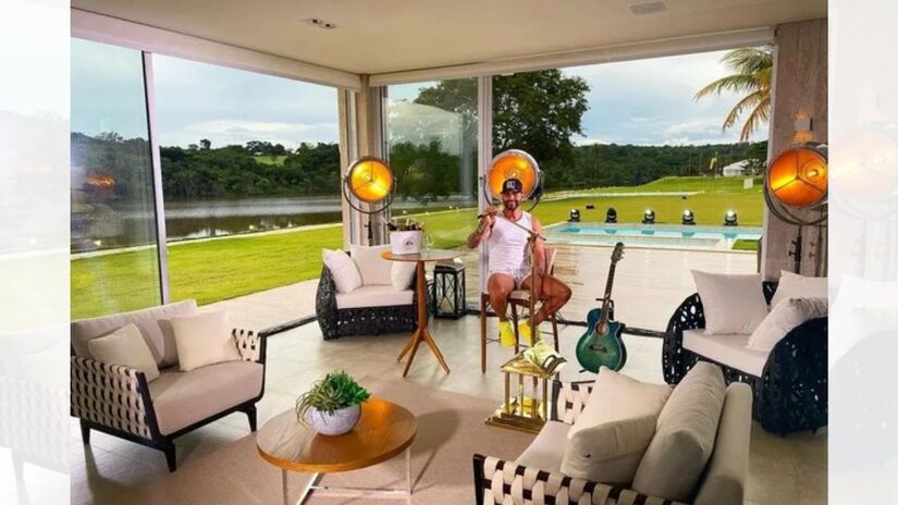 Na parte externa, a mansão mantém o mesmo padrão de grandiosidade