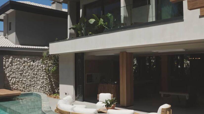 A "vibe de natureza" é o conceito principal da decoração escolhida pela cantora para seu novo lar, trazendo um toque rústico e pessoal.