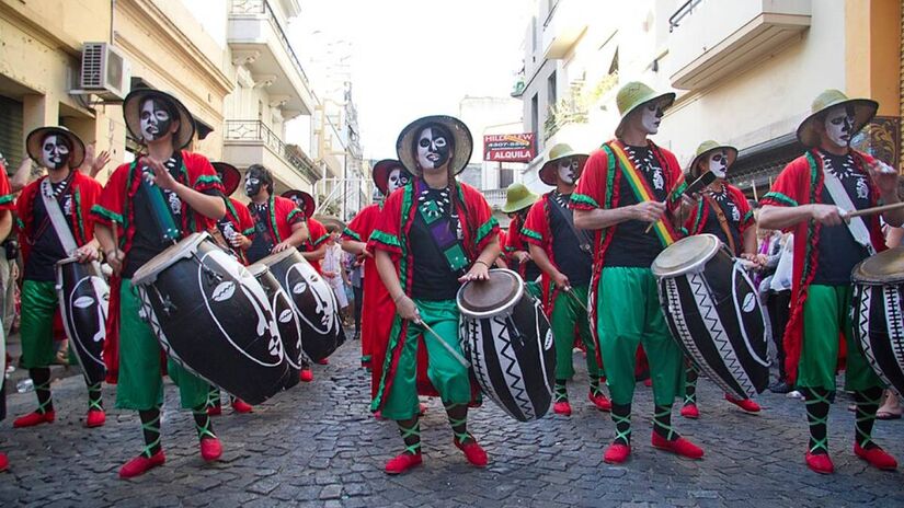 O ritmo da herança. O candombe, um vibrante ritmo afro-uruguaio com raízes históricas, foi reconhecido como Patrimônio Cultural da Humanidade. Foto: Wikimedia Commons