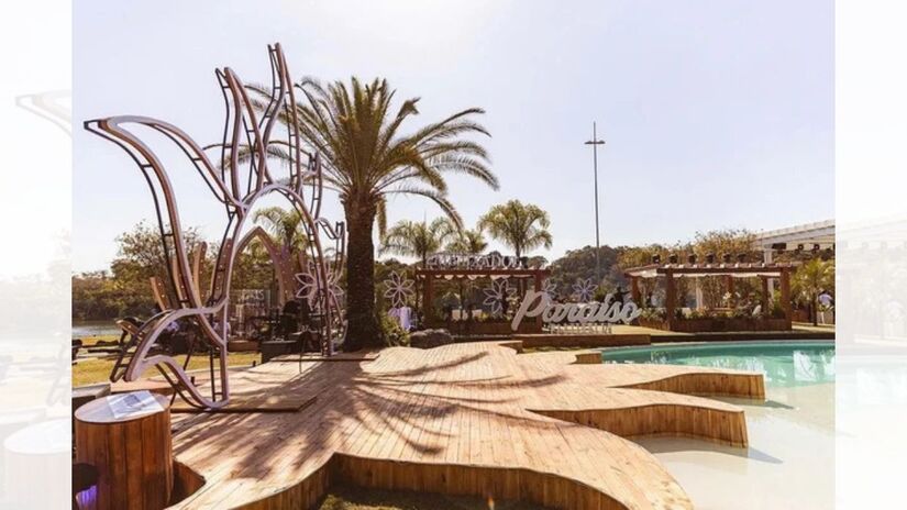 A piscina tem 200 metros quadrados e curvas que ampliam a estética do espaço