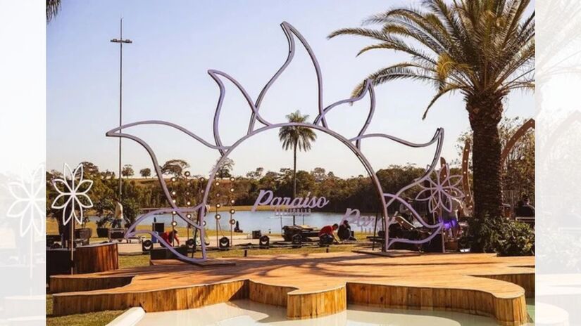 À noite, uma fogueira embutida no chão cria um ambiente acolhedor que lembra resorts de luxo (Fotos: Reprodução/Instagram)