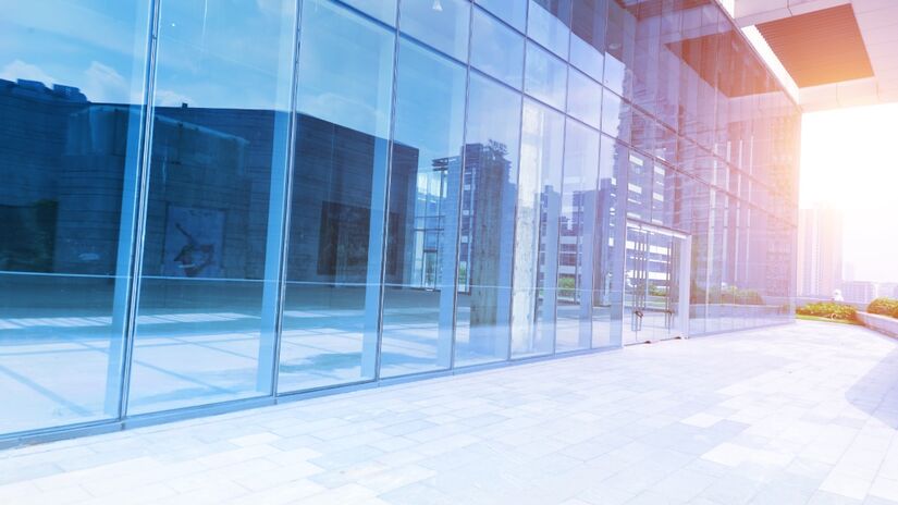 Já o temperado, quando indicado, oferece alta resistência, mas sua aplicação e combinação com outros elementos depende do desenho e da função do fechamento. Fotos: Freepik