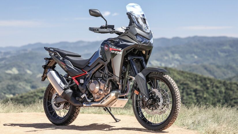 Ergonomia &eacute; favorecida pelo assento estreito junto ao tanque e pelo guid&atilde;o alto.