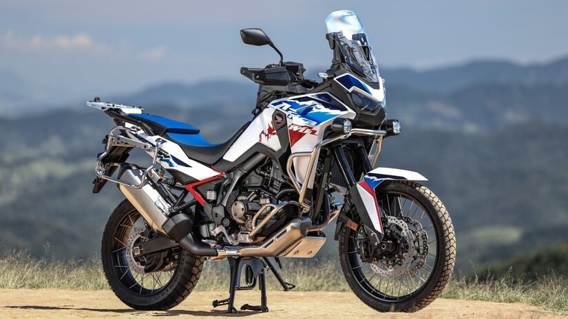 Carenagem frontal foi aprimorada para reduzir a press&atilde;o aerodin&acirc;mica sobre a cabe&ccedil;a e os ombros do piloto.