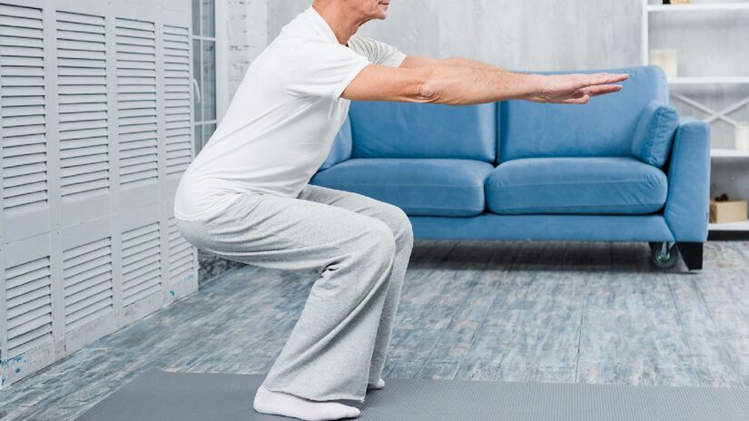 Realizar agachamentos é uma ótima escolha para a saúde dos idosos, pois fortalecem quadríceps, glúteos e isquiotibiais, músculos fundamentais para proporcionar estabilidade e suporte aos joelhos - (Freepik)