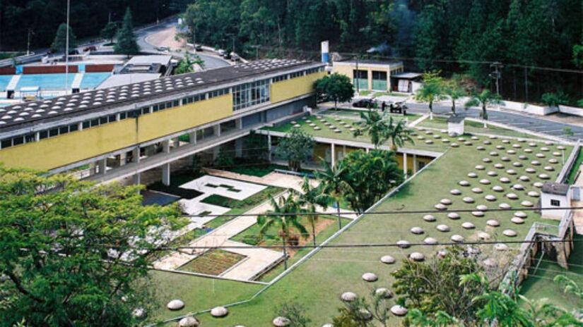 Uma água com história! Você sabia que a água mineral de Lindóia pode ter chegado ao espaço? A NASA teria comprado garrafas da famosa fonte para a histórica Missão Apollo 11, que levou o homem à Lua. Além disso, a renomada cientista Marie Curie visitou Lindóia em 1926 e confirmou as propriedades terapêuticas desta fonte. Lindóia é rica em mistérios e ciência. A cidade de pouco mais de 7 mil habitantes surpreende com sua fama mundial. Fotos: Wikimedia Commons