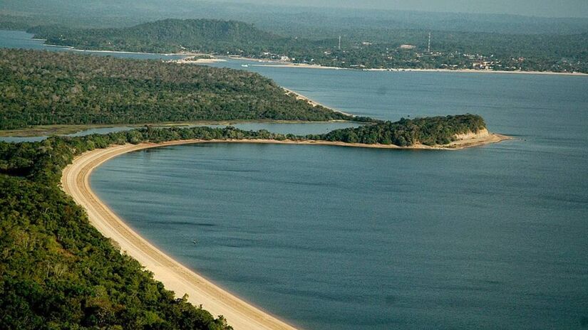 Em Alter do Chão, no Pará, o encontro do Rio Tapajós com faixas de areia clara cria o visual que rendeu ao destino o apelido de Caribe da Amazônia, com água transparente e clima de vila ribeirinha acessível a diferentes bolsos.
