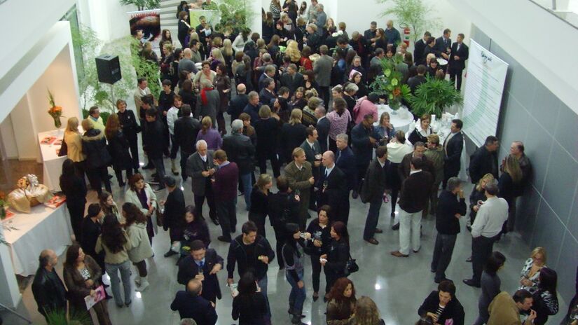Pode ser festa, mas ainda é um ambiente corporativo. Imagem: Valetec/Wikimedia Commons