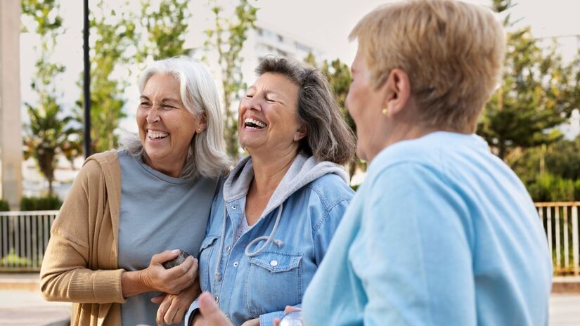 Com arquitetura sustent&aacute;vel e foco em equil&iacute;brio entre conviv&ecirc;ncia e privacidade, a iniciativa mostra que envelhecer bem tamb&eacute;m pode ser uma escolha coletiva (Fotos: Freepik)