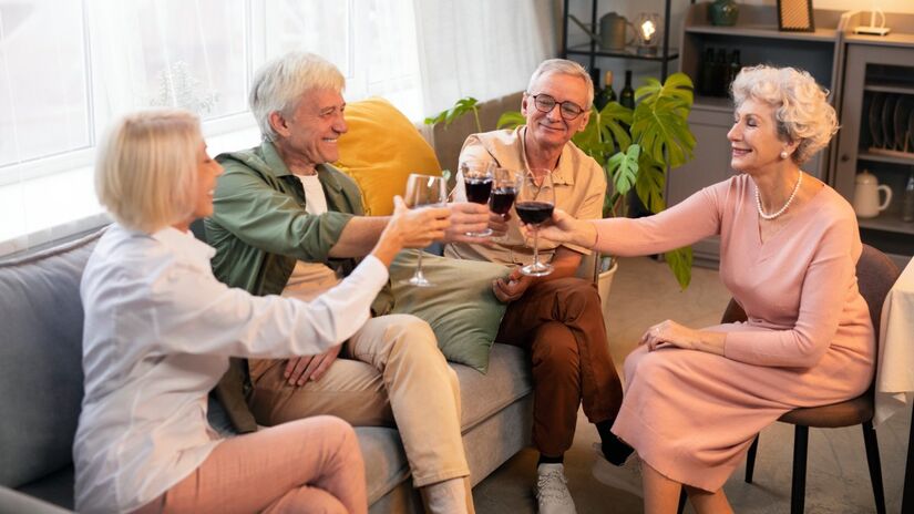 Quatro casais, amigos h&aacute; cerca de 30 anos, decidiram planejar a aposentadoria come&ccedil;ando por um ponto essencial: com quem vale a pena envelhecer ao lado