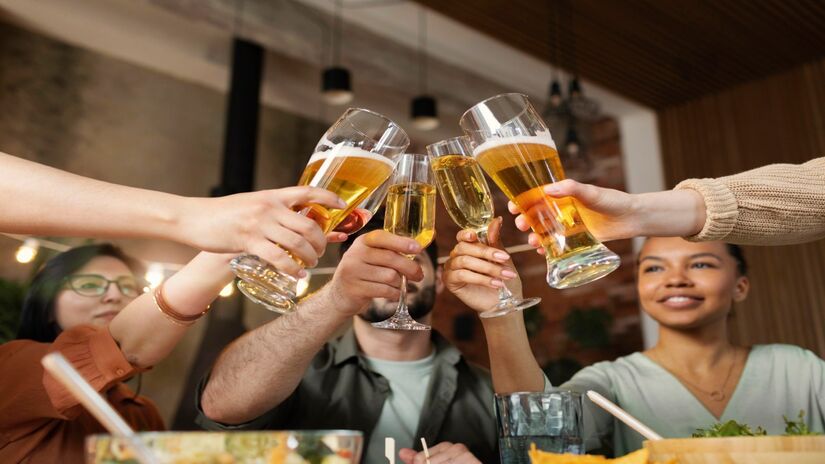 o bater as taças com força, pequenas quantidades da bebida podiam se misturar entre os recipientes (Fotos: Freepik)