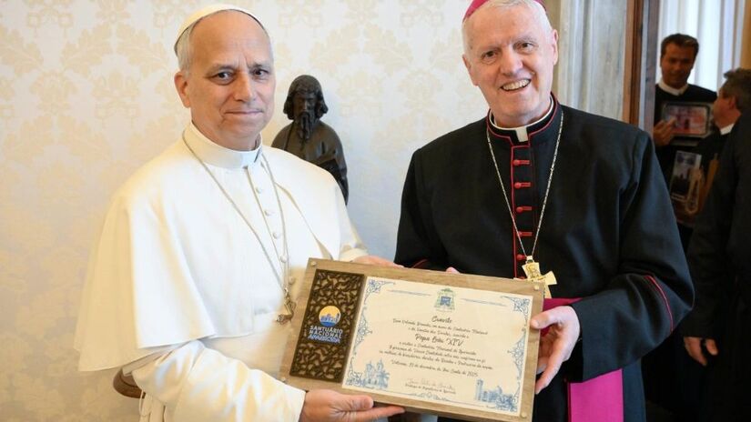 Dom Orlando entregou um pergaminho com um convite para conhecer o Santu&aacute;rio Nacional.