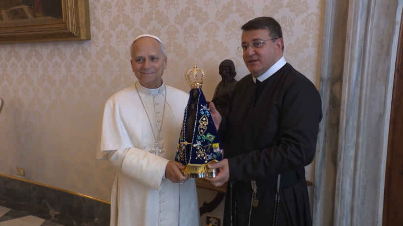 Padre Marlos entregou a imagem de Nossa Senhora Aparecida ao Papa Le&atilde;o XIV.

/Fotos: Divulga&ccedil;&atilde;o/Vatican Media