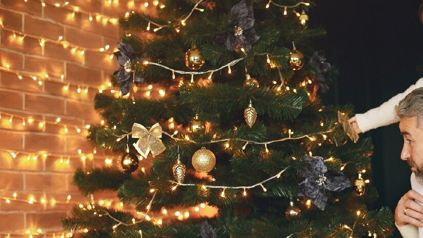 Outro item de destaque fica para as luzes em tom quente, que são estrategicamente posicionadas para criar profundidade e um brilho acolhedor - (Prostooleh/Freepik)