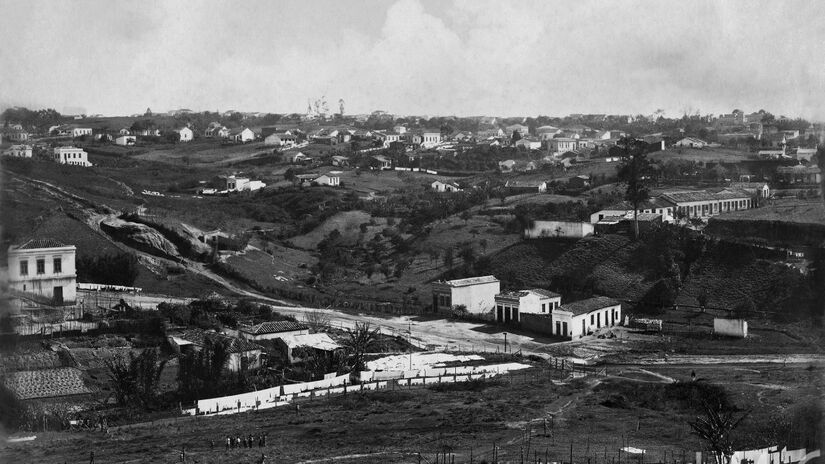 O bairro preserva tra&ccedil;os do desenho urbano antigo, com casas, fachadas e com&eacute;rcios que mant&ecirc;m um clima de "cidade dentro da cidade".