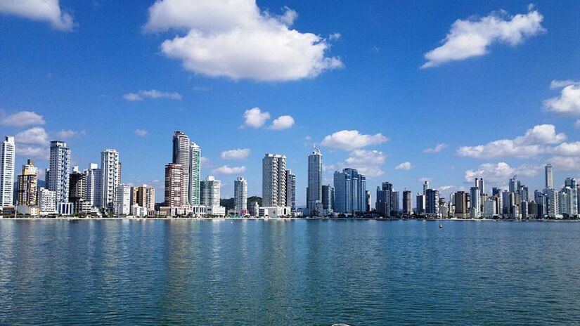 Balneário Camboriú, um dos principais destinos turísticos do Brasil, atrai milhares de visitantes para suas praias em Santa Catarina durante o verão. Foto: Wikimedia Commons