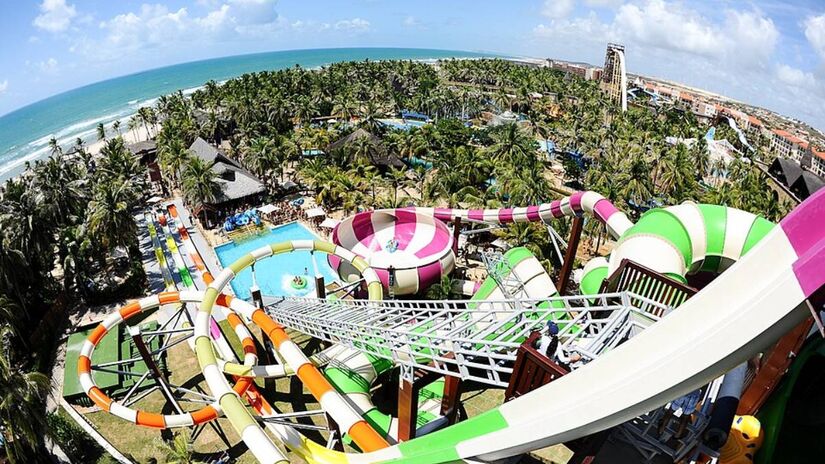 Beach Park em Aquiraz CE mistura parque aqu&aacute;tico e praia em um &uacute;nico complexo com tobo&aacute;guas famosos, &aacute;reas rasas para crian&ccedil;as pequenas e resorts que permitem estender a experi&ecirc;ncia por v&aacute;rios dias de f&eacute;rias em fam&iacute;lia.