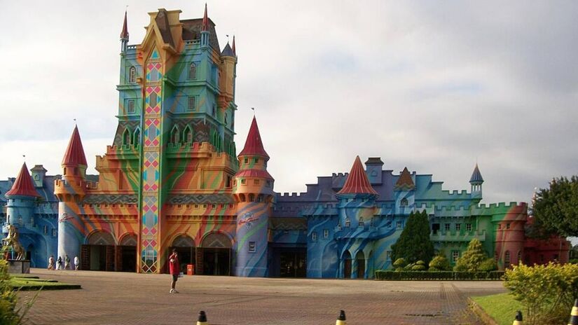 Beto Carrero World em Penha SC &eacute; considerado o parque tem&aacute;tico mais completo do Brasil com &aacute;reas tematizadas, shows di&aacute;rios e brinquedos radicais e infantis sendo uma op&ccedil;&atilde;o para fam&iacute;lias que podem dedicar pelo menos dois dias de visita.