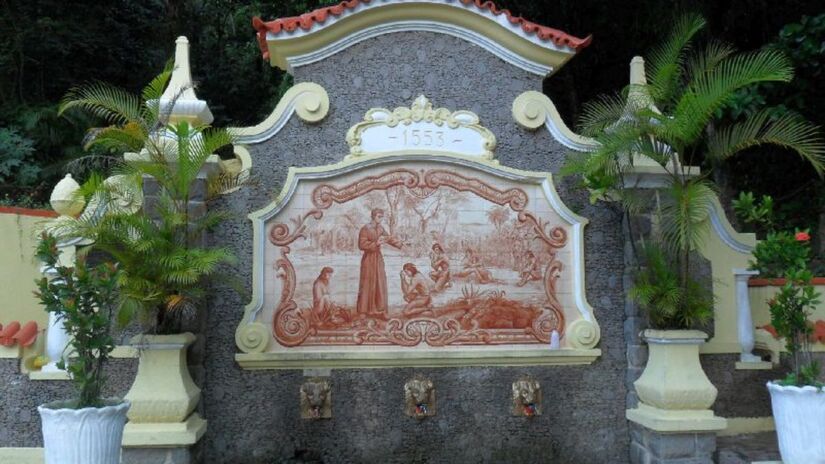 Biquinha de Anchieta em S&atilde;o Vicente &eacute; um famoso ponto tur&iacute;stico hist&oacute;rico, onde os jesu&iacute;tas catequizavam os ind&iacute;genas (Eric and Christian/Wikimedia Commons)