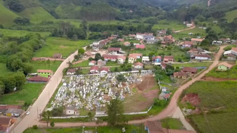 A cidade é pequena, com uma população estimada em 5.348 habitantes segundo o Censo de 2022 - (Reprodução/YouTube)