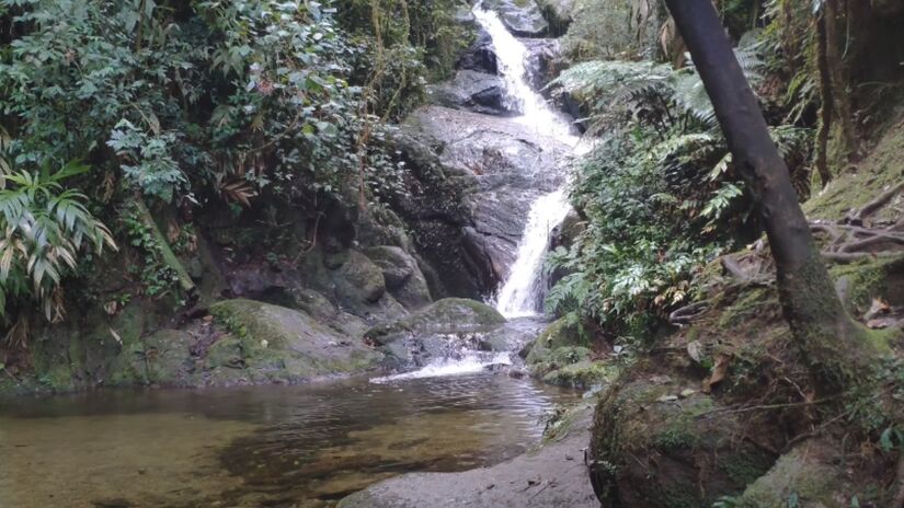 A cachoeira mais conhecida da região é a Cachoeira da Prata, o Sítio Cachoeiras do Alcantilado também é um ponto ideal para repouso e a realização de bons piqueniques - (Reprodução/YouTube)
