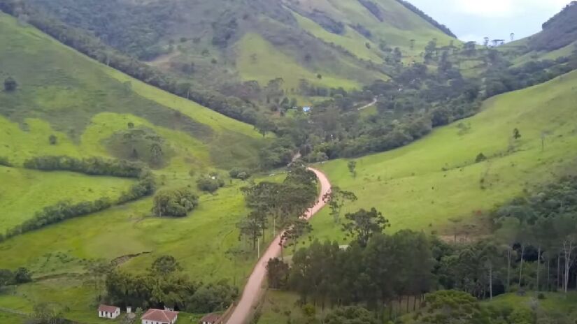 Com paisagens impressionantes, incluindo cachoeiras potentes e locais que servem como refúgios naturais tranquilos, o destino reúne atrativos perfeitos para escapar da rotina e recarregar as energias - (Reprodução/YouTube)