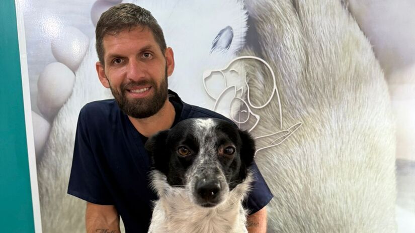 Branquelo ao lado de um dos profissionais que se predispôs a ajudá-lo/Divulgação