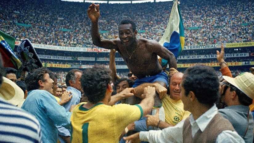 Após a frustração de 1966, a Seleção Brasileira começou o caminho rumo ao tri, em 1970, em um grupo com Tchecoslováquia (vitória por 4 a 1), Inglaterra (vitória por 1 a 0) e Romênia (vitória por 3 a 2), novamente sendo líder, desta vez com 100% de aproveitamento - (Divulgação/X/World Cup)