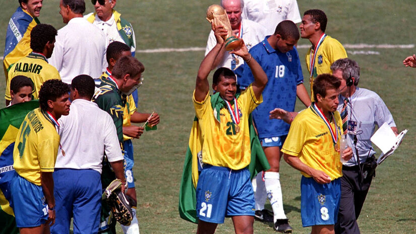Na jornada do tetra, em 1994, conquistado nos Estados Unidos, o Brasil novamente foi líder do seu grupo, que naquela edição foi o Grupo B. Vitórias contra Rússia (2 a 0) e Camarões (3 a 0), além de um empate contra a Suécia, por 1 a 1 - (Antônio Gaudério/Folhapress)