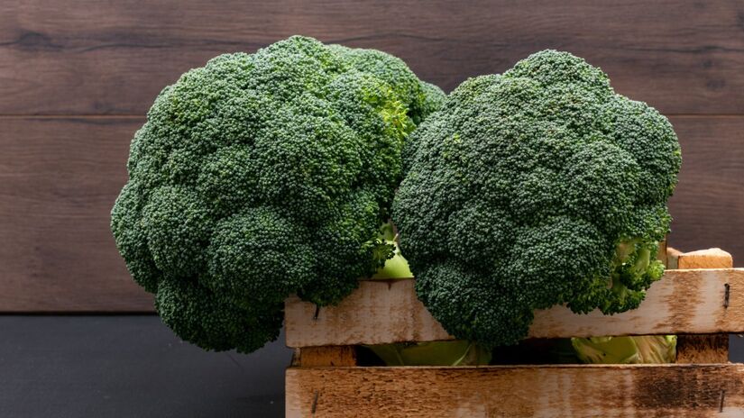  Al&eacute;m de colorir o prato, ele &eacute; rico em betacaroteno (que se transforma em vitamina A), vitamina C e vitamina K