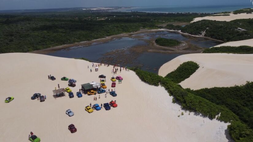 A geografia, com extensas dunas, praias e lagoas, cria o cenário ideal para quem quer aventura