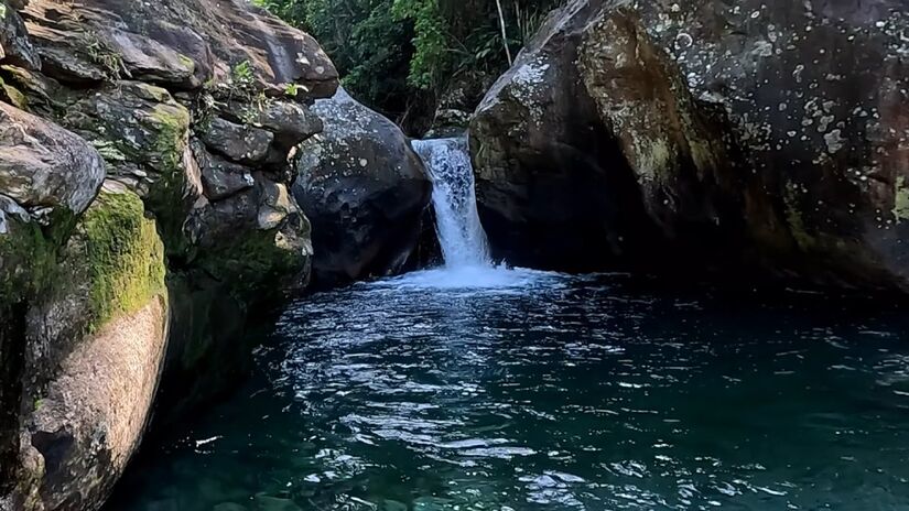 A cachoeira &eacute; baixa, mas pode ter certeza de que &eacute; gelada. Imagem: Reprodu&ccedil;&atilde;o Youtube