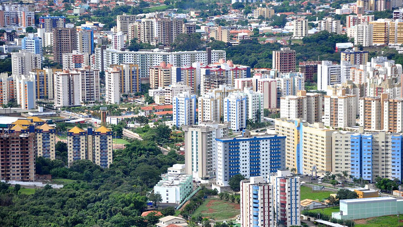 As águas surgem de uma profundidade de mais de mil metros, aquecidas pelo calor do subsolo em temperaturas que variam entre 37 °C e 57 °C - (Eric Gandolph/Wikimedia Commons)