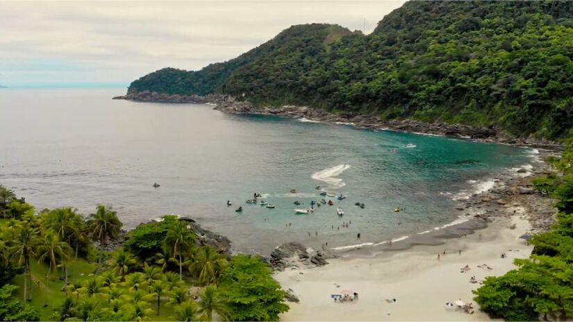 Águas tranquilas, visual paradisíaco e clima de exclusividade: assim é a Praia das Calhetas, no litoral norte paulista