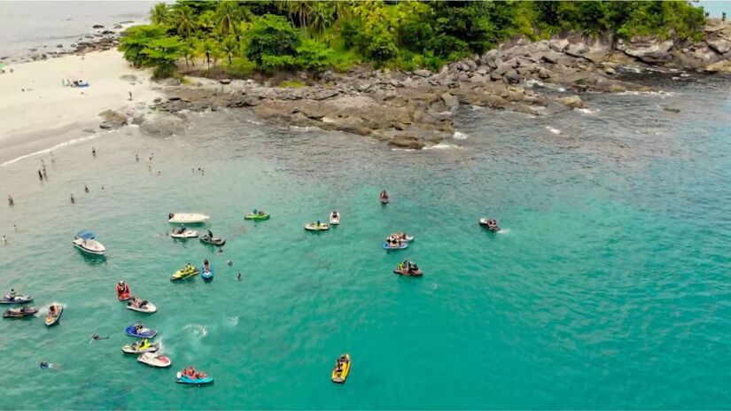 Pouco movimentada e cercada por natureza, a Praia das Calhetas é perfeita para quem quer fugir das praias cheias nas férias