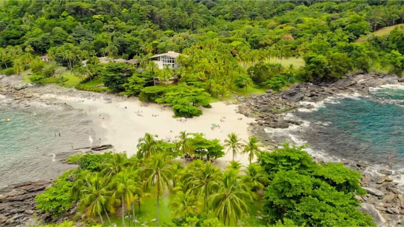 Escondida entre morros e mar calmo, a Praia das Calhetas é um dos refúgios mais charmosos do litoral de São Paulo (Fotos: Reprodução/Youtube)