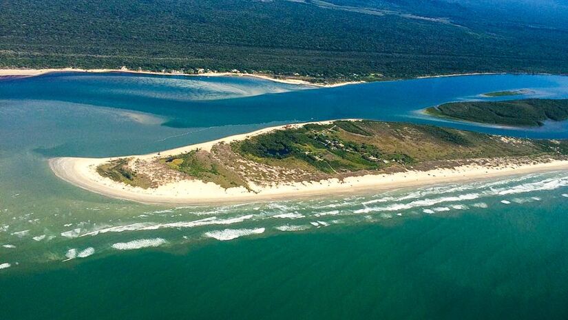 Parte do Complexo Estuarino Lagamar, Cananéia detém a maior área de mangue preservada do país e foi reconhecida como Patrimônio Natural da Humanidade em 1999.