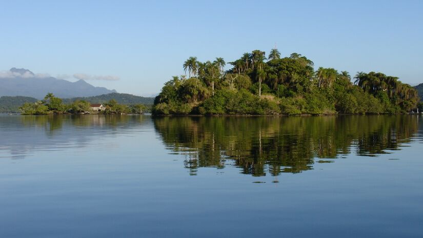 A região marcava o limite sul das terras portuguesas estabelecido pelo Tratado de Tordesilhas, em 1494. Um marco dessa divisão ainda pode ser visto na ilha do Bom Abrigo. Fotos: Wikimedia Commons