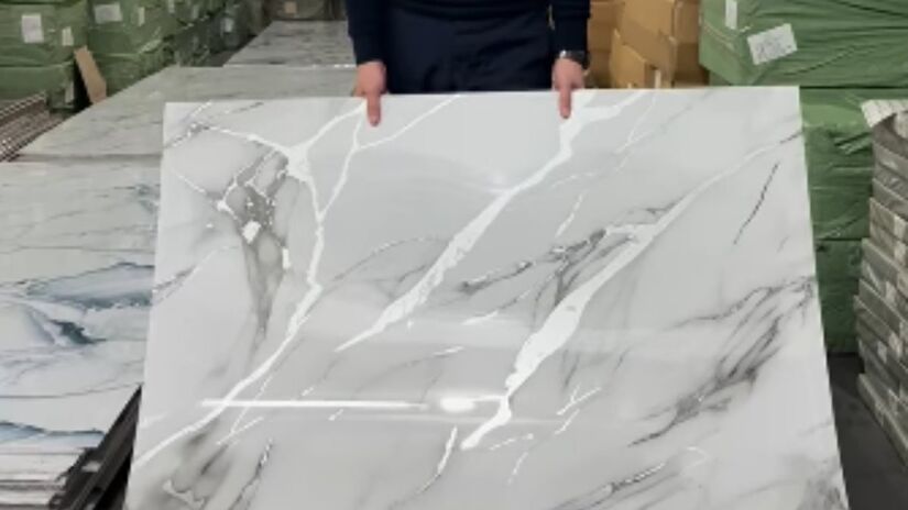 As placas autocolantes são aplicadas direto na parede, sem precisar quebrar nada nem usar argamassa (Foto: Reprodução/Reels/@buscabuscaoficial)