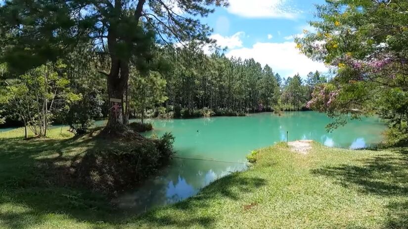 A Lagoa Esmeralda é a atração principal do Camping Verde Nascente, com águas verdes e cenário perfeito pra fotos