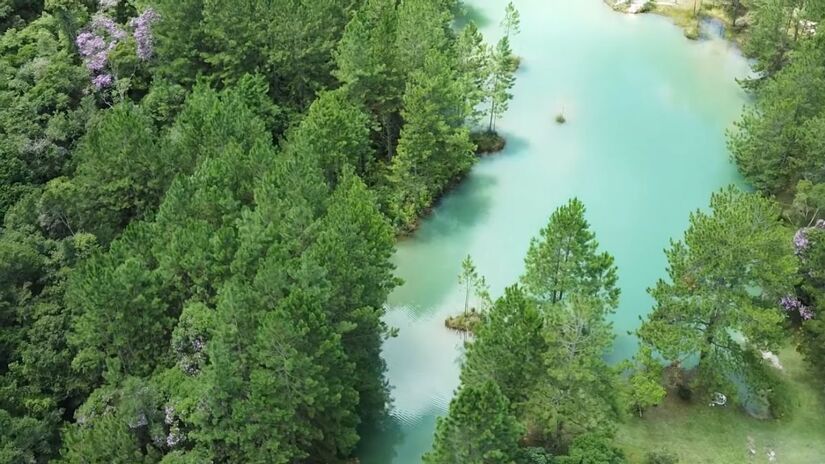 Área de camping simples, rústica e cercada de mata, ideal pra quem busca descanso e silêncio perto da capital (Fotos: Reprodução/Youtube)