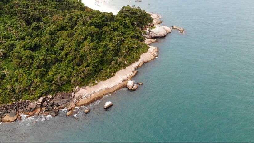 Mesmo diferente de Noronha, muitos visitantes consideram a experiência igualmente encantadora (Fotos: Reprodução/Youtube)