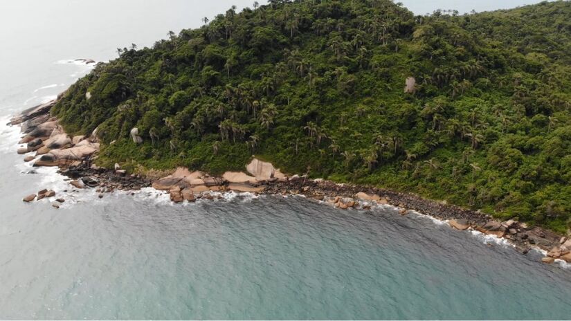 A estrutura é simples, e o foco está no contato direto com a natureza