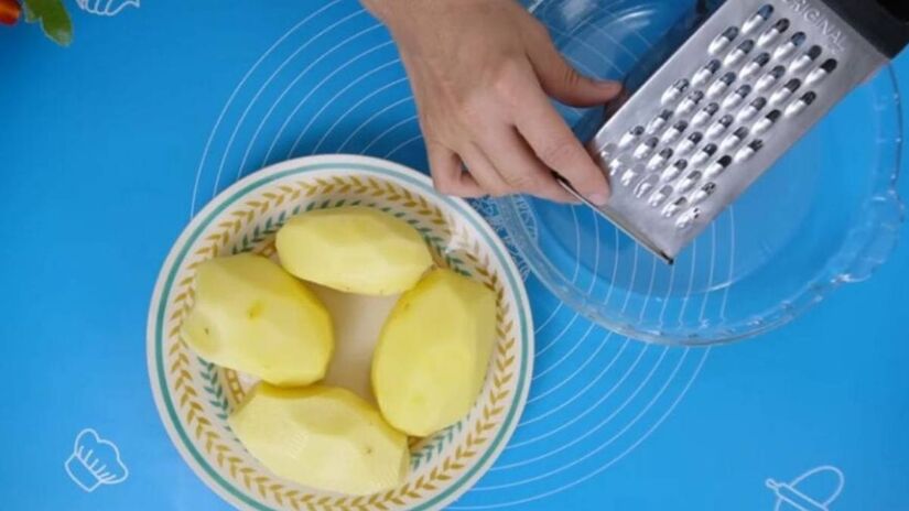 Batatas cruas raladas se transformam na base desse salgado de forno, deixando a massa úmida por dentro e levemente dourada por fora.