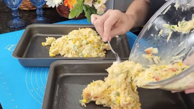 Preparado em formas retangulares, o salgado rende várias porções e pode ser preparado com antecedência para facilitar a rotina da semana.