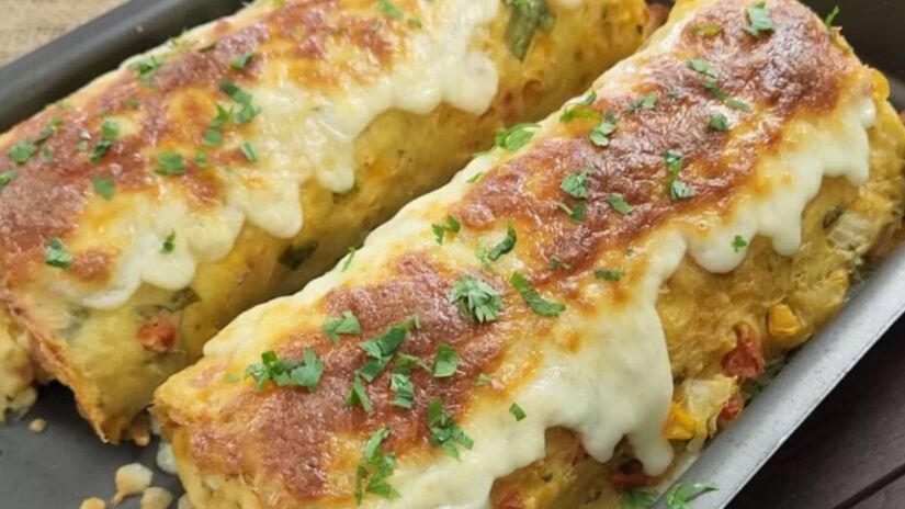 A cobertura de muçarela ralada vai ao forno bem quente até gratinar, formando uma crosta dourada que deixa o salgado ainda mais apetitoso. Fotos: YouTube
